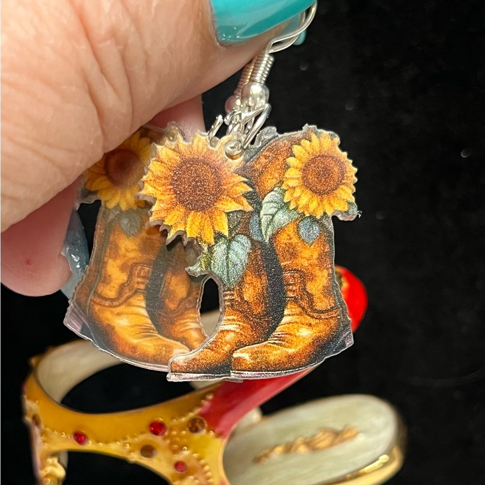 2/20 Acrylic cowgirl BOOTS/sunflower earrings, NEW
